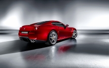 Глянцевый красный Ferrari 599 на светло-сером фоне